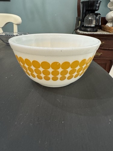 Pyrex yellow polka dot - yellow,