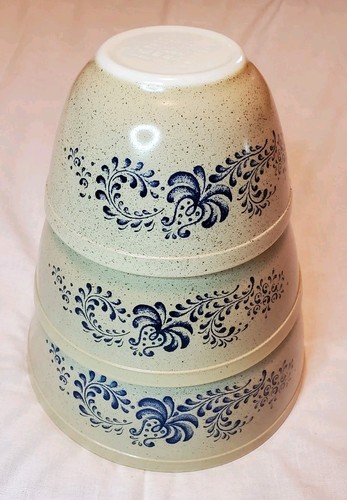 Vtg set pyrex nesting - set,